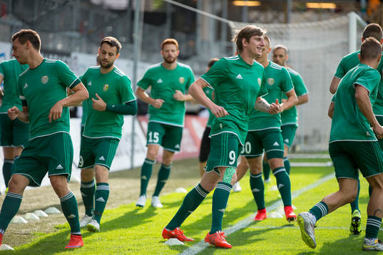 Slask Wroclaws Jacek Kielb i mitten värmer upp innan