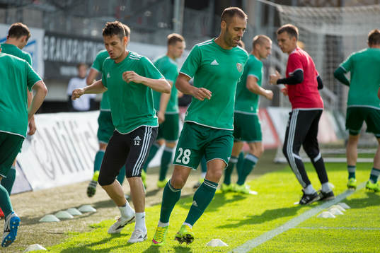 Slask Wroclaws Flavio Paixao värmer upp innan