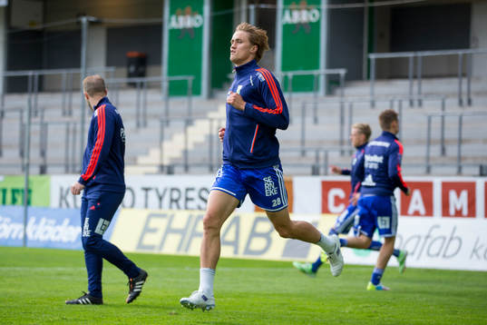IFK Göteborgs Thomas Rogne värmer upp innan