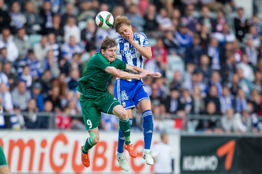 IFK Göteborgs Thomas Rogne mot Slask Wroclaws Jacek Kielb
