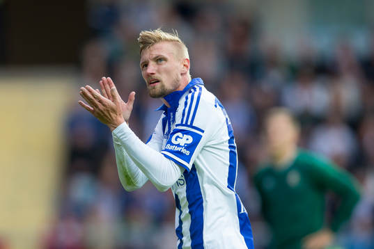 IFK Göteborgs Sebastian Eriksson manar på publiken