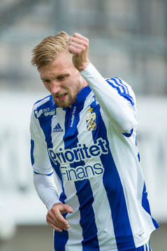 IFK Göteborgs Sebastian Eriksson manar på publiken