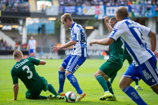 Slask Wroclaws Piotr Celeban tacklar IFK Göteborgs Gustav