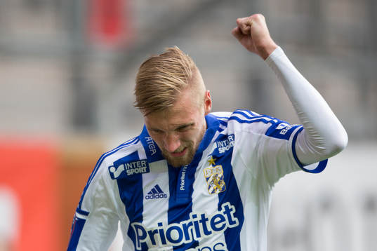 IFK Göteborgs Sebastian Eriksson manar på publiken