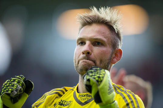 IFK Göteborgs målvakt John Alvbåge jublar och tackar