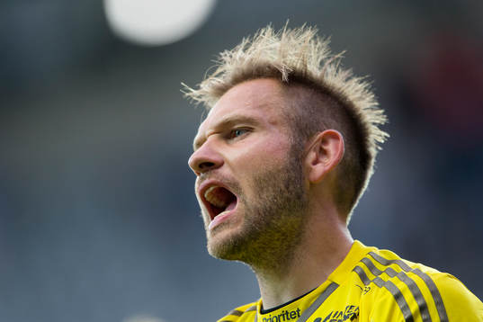 IFK Göteborgs målvakt John Alvbåge jublar och tackar