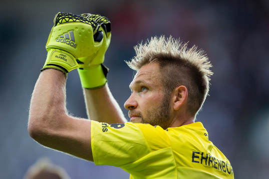 IFK Göteborgs målvakt John Alvbåge jublar och tackar