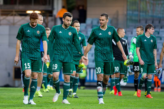 Deppiga spelare, fr.v. Marcel Gecov, Kamil Bilinski och