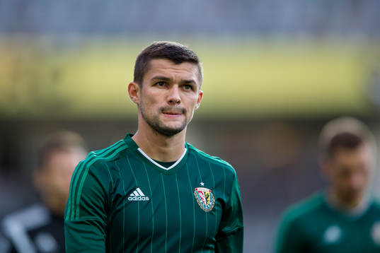 Slask Wroclaws Mateusz Machaj lämnar planen deppig