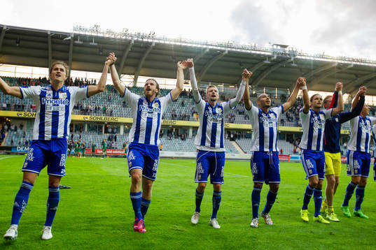 IFK Göteborg jublar och tackar klacken