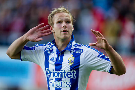 IFK Göteborgs Gustav Engvall jublar och lyssnar till