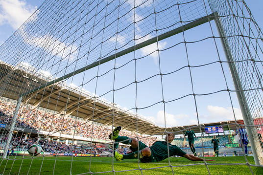 Slask Wroclaws Piotr Celeban hinner inte ikapp bollen från