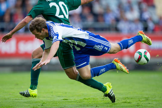 IFK Göteborgs Emil Salomonsson faller