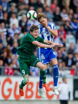 IFK Göteborgs Thomas Rogne vinner nickduell mot Slask