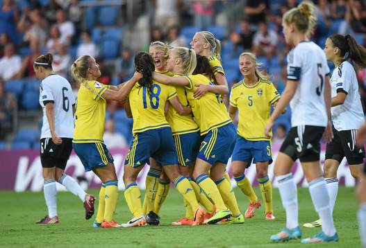 Tove Almqvist (4R) of Sweden