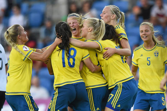 Tove Almqvist (4R) of Sweden