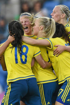 Tove Almqvist (4R) of Sweden