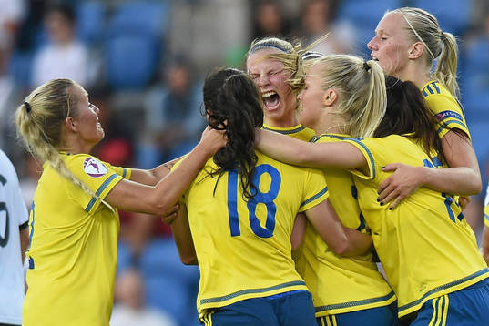 Tove Almqvist (4R) of Sweden