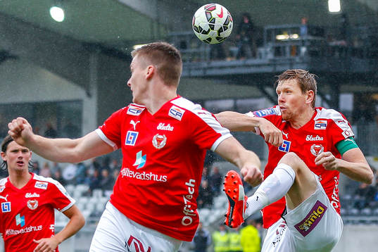 Kalmars David Elm rensar bort bollen