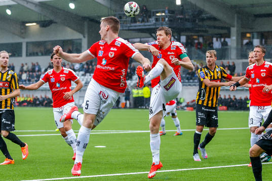 Kalmars David Elm rensar bort bollen