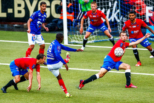 Åtvidabergs John Owoeri med målchans