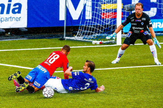 Åtvidabergs Månz Karlsson tar bollen från Helsingborgs