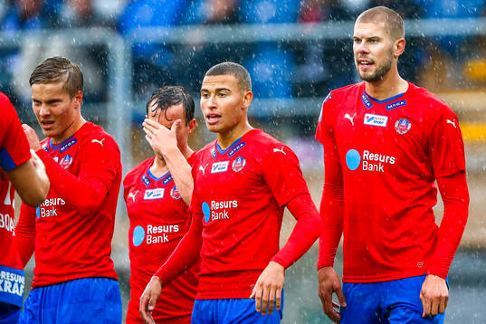 Helsingborgs Jordan Larsson och Robin Simovic firar 0-1