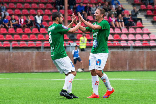 Jönköpings Fredric Fendrich gratulerar Fredik Olsson till