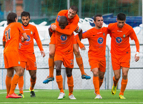 Athletics Filip Rogic gratulerar Omar Jawo till 1-1