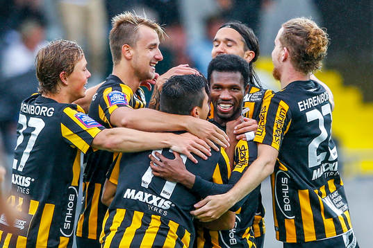 Häckens spelare firar 1-0 av Nasiru Mohammed