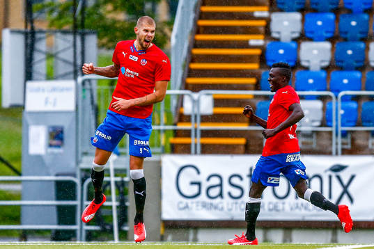 Helsingborgs Robin Simovic och Lalawélé Atakora  firar 2-0