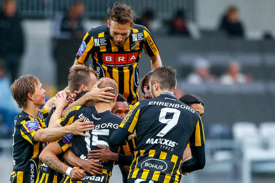 Häckens spelare firar 1-0 av Nasiru Mohammed