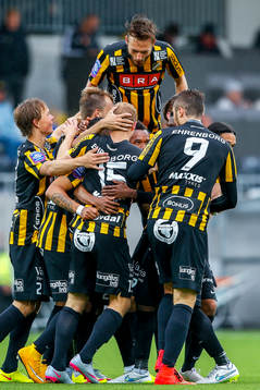 Häckens spelare firar 1-0 av Nasiru Mohammed