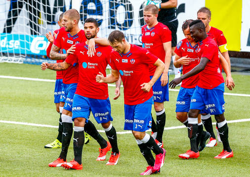Helsingborgs spelare firar 0-2 på straff av Robin Simovic