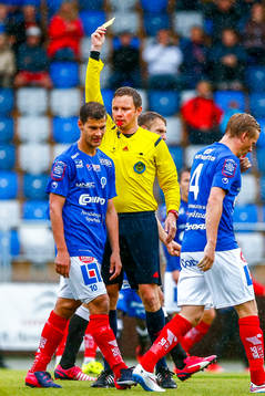 Åtvidabergs Mauricio Albornoz tilldelas gult kort av