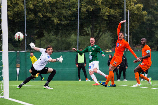 Jönköpings Tommy Thelin gör 2-1 bakom Athletics målvakt