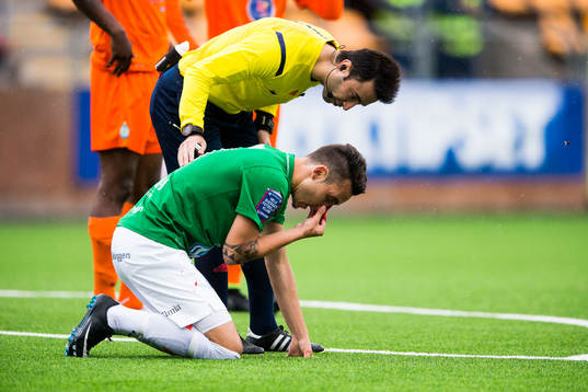 Domare Diako Behnam  kollar till Jönköpings Ronny Sabo