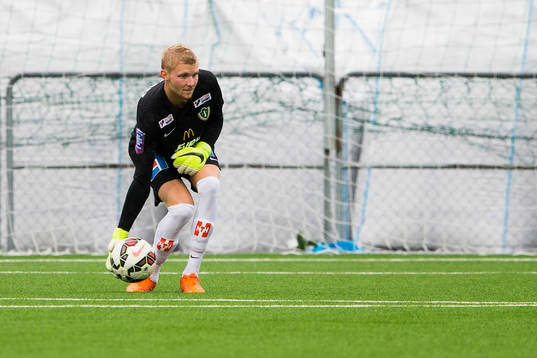 Jönköpings målvakt Anton Cajtoft rullar ut bollen