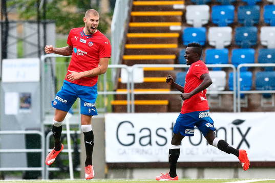 Robin Simovic jublar med Lalawélé Atakora