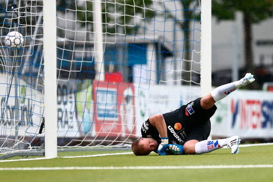 Åtvidabergs målvakt Henrik Gustavsson har släppt in