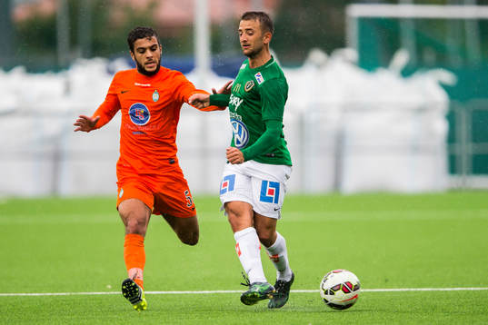 Athletics Othman El Kabir i kamp om bollen med Jönköpings