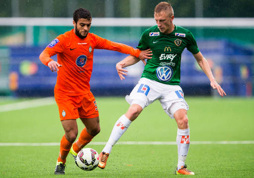 Athletics Othman El Kabir i kamp om bollen med Jönköpings