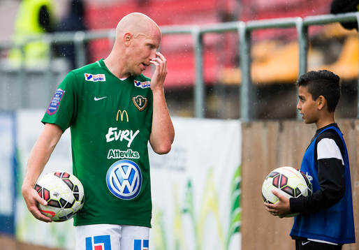 Jönköpings Viktor Rönneklev pratar med en bollpojke