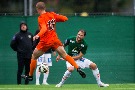 Jönköpings Tom Siwe med ett inlägg mellan benen på