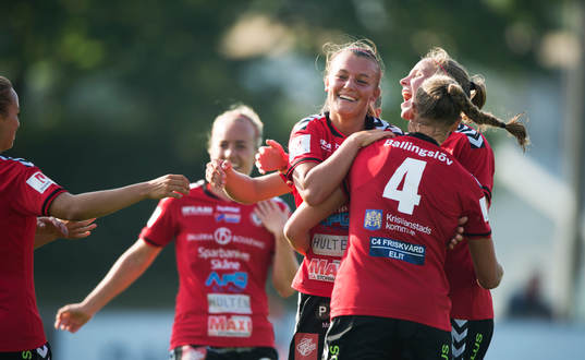 Kristianstads Olivia Welin har gjort 3-0  och grattas i