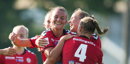 Kristianstads Olivia Welin har gjort 3-0  och grattas i