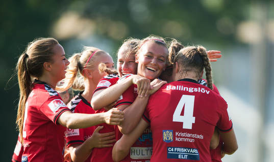 Kristianstads Olivia Welin har gjort 3-0  och grattas i