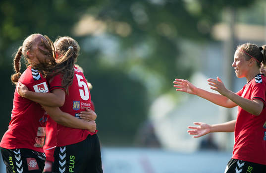 Kristianstads Olivia Welin har gjort 3-0  och grattas i