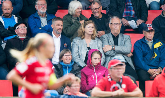 Islands förbundskapten Lars Lagerbäck på läktaren i