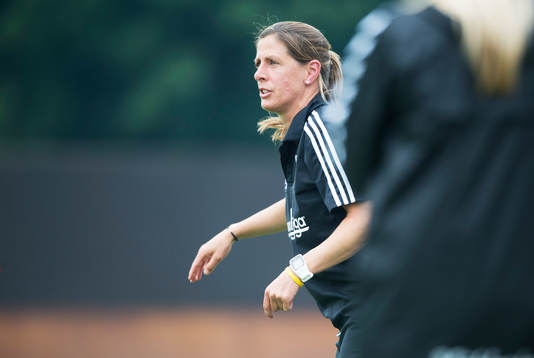 Vittsjös tränare Denise Reddy i matchen i damallsvenskan